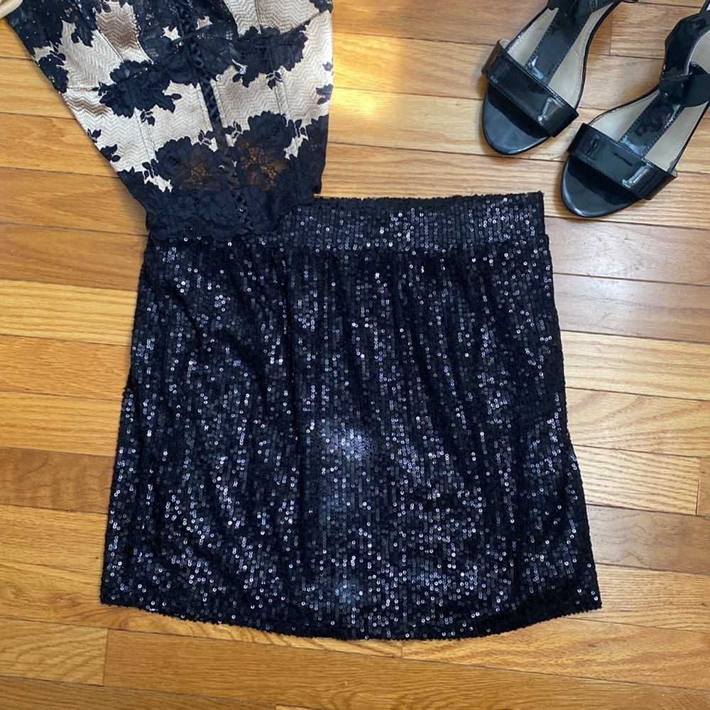 Love on a a Hanger Black Sequined Mini Skirt size M elastic waist 15” length